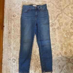 Curvy High-Rise Skinny Crop Jeans in Dalstrom Wash
